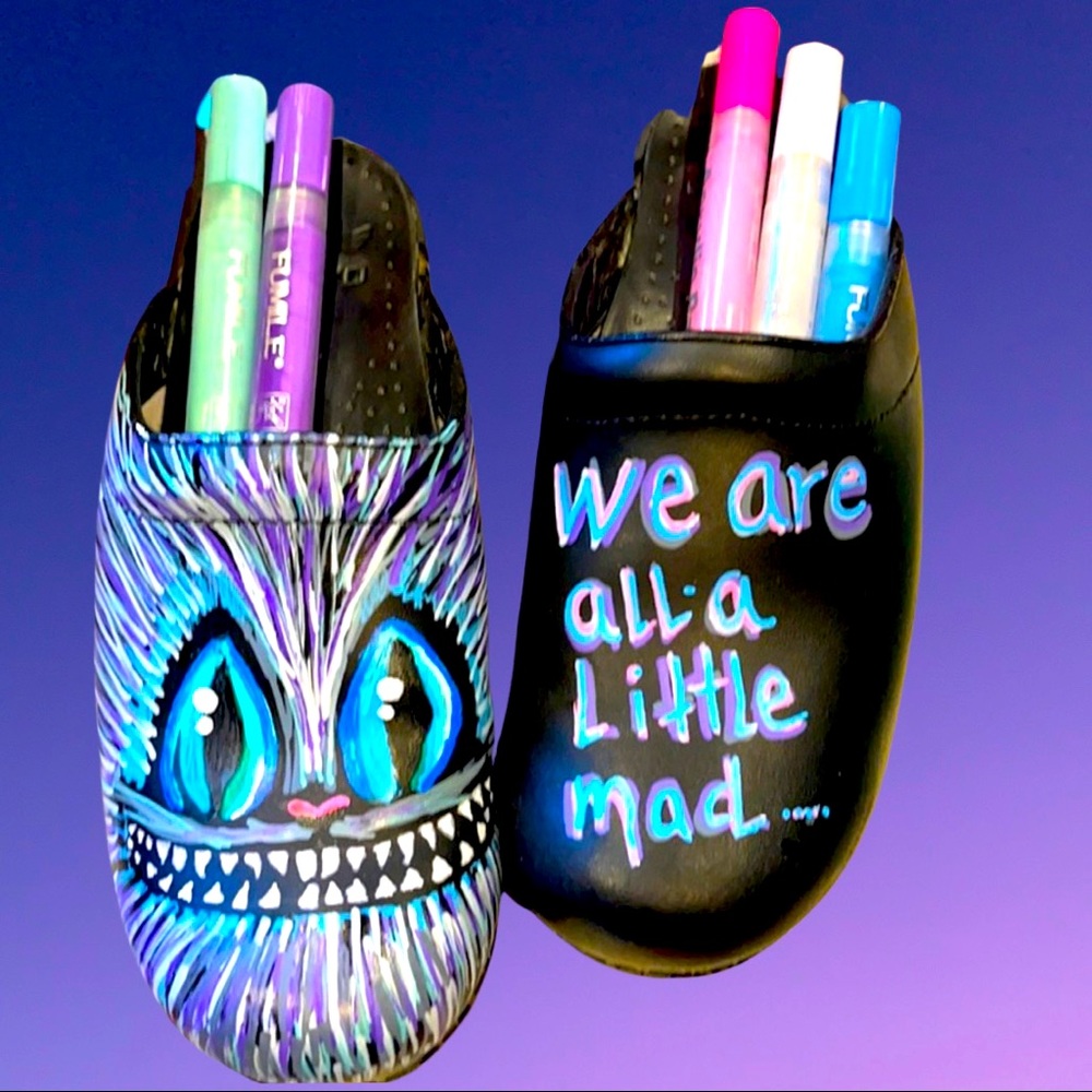 Cheshire Cat painted 🎨 clogs